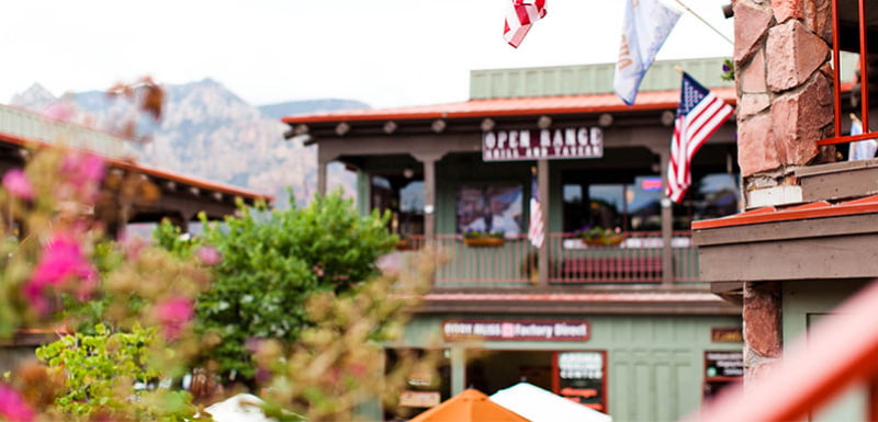 Фото Седоны, малоэтажные аутентичные деревянные здания.